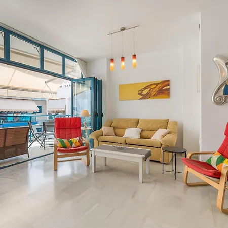 Piso Castell アパート *